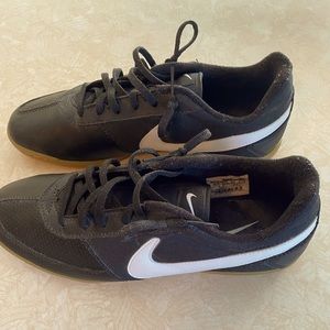 Nike Davinho indoor soccer shoe